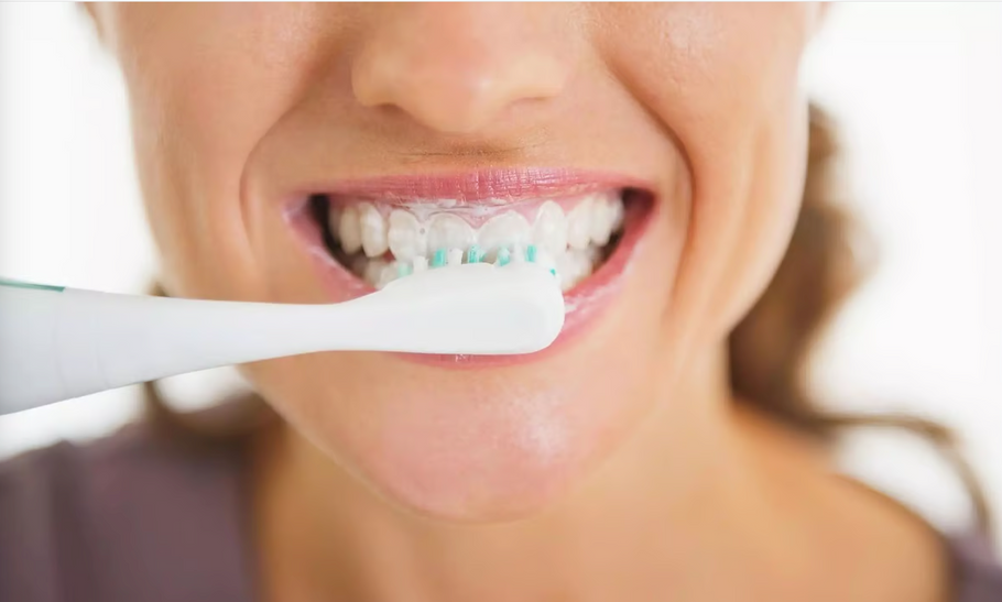 È possibile you usare uno spazzolino elettrico su corone permanenti?