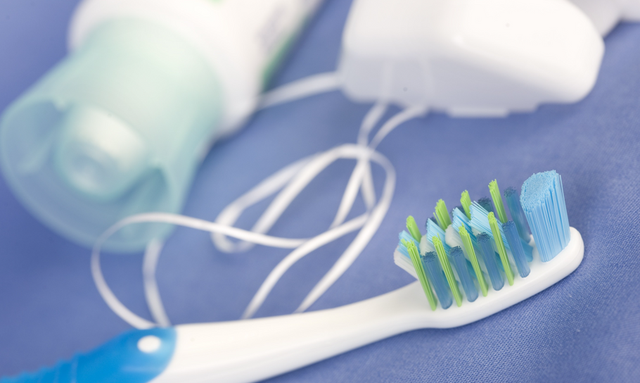 Dovresti you passare il filo interdentale prima o dopo aver lavato i denti?