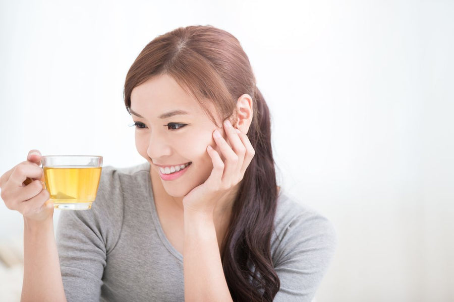 Il tè verde macchia i tuoi denti e cosa you puoi fare al riguardo?