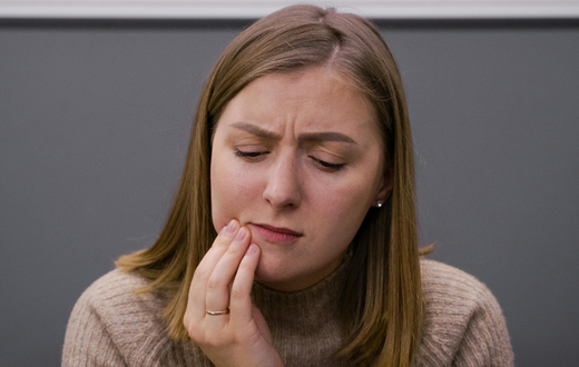 Come Fermare Immediatamente il Dolore ai Denti Sensibili: Soluzioni Rapide e a Lungo Termine